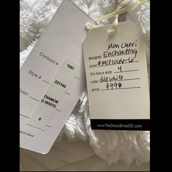 Open back, A-line  with flared cuffs and plunging neckline. - Picture 5 of 16